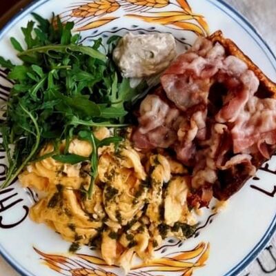 Картофельная вафля со скрэмблом, беконом и соусом цезарь в Gussi coffee по цене 660 ₽