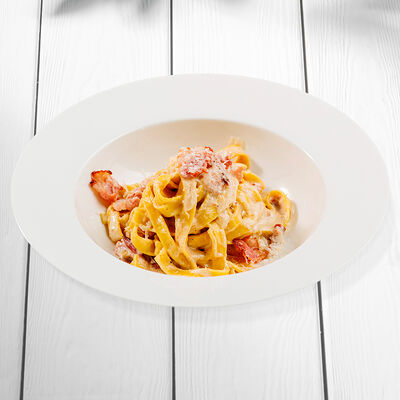 Карбонара с копченым беконом и сливочно-яичным соусом в Перчини по цене 560 ₽