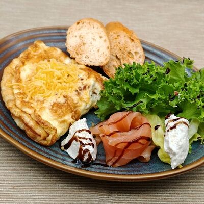 Омлет с семгой и томатами в Кафе-пекарня Susser по цене 550 ₽