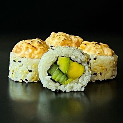 Ролл с тартаром из опаленного лососяв Yummy Sushi по цене 485 ₽
