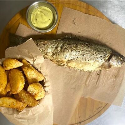 Форель, запеченная, с картофельными дольками в Генрих и Генриетта по цене 590 ₽
