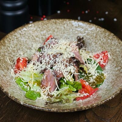 Салат с ростбифом и сыром пармезан в БарТо по цене 977 ₽