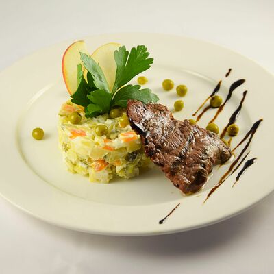 Оливье с телячьей вырезкой в Роллбери по цене 315