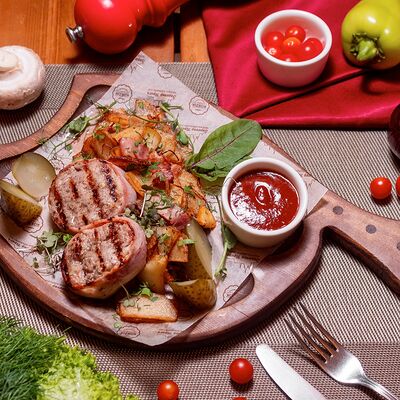 Жареный картофель с копченостями и свиными медальонамив Золотая прага по цене 1200 ₽