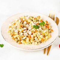 Столичный с курицей салат в У Палыча. С пылу, с жару!