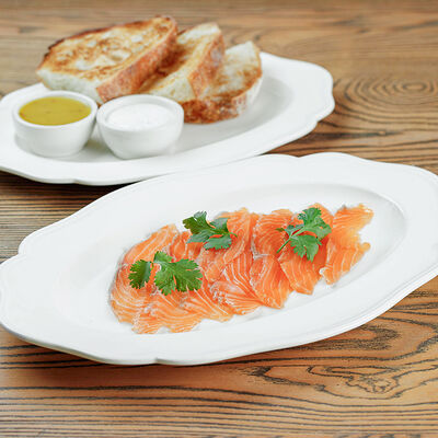 Лосось собственного посола с заправкой из меда и горчицы в Онегин дача по цене 1230 ₽