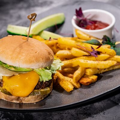 Чизбургер с мраморной говядиной в VIP караоке-клуб Ля Мажор по цене 1090 ₽