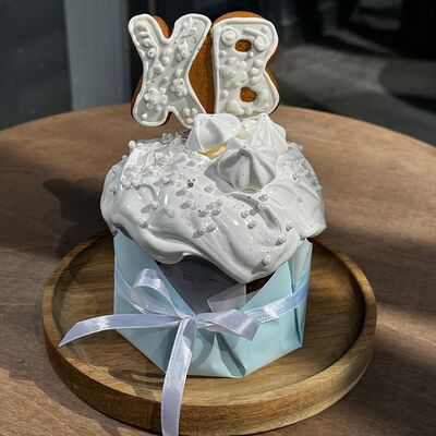 Кулич творожный с курагой, черносливом и грецким орехом белый с пряником ХВ в По кофе по цене 1600 ₽