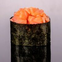 Гункан с лососем в Roll & Wok