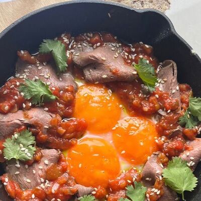 Шакшука из трех яиц с ростбифом и кунжутом в Западный сад ! по цене 1200 ₽