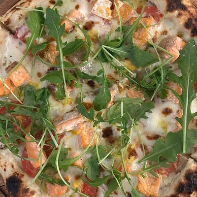 Пицца с лососемв Опера траттория по цене 1675 ₽