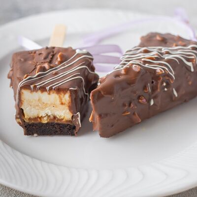 Чизкейк на палочке Сникерс в Сладкое бюро по цене 450 ₽