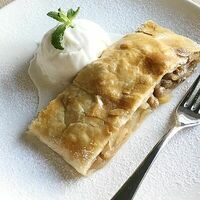 Яблочный штрудель без мороженого в МамаМиа