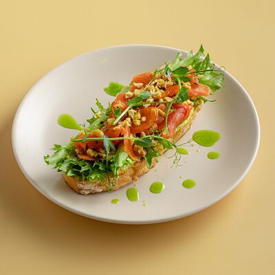 Брускетта с форелью в Coffeeshop Company по цене 710 ₽