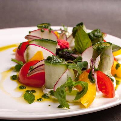 Овощной салат на греческий лад в Марк Твен по цене 300 ₽