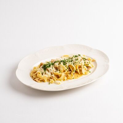 Паста с креветками, курицей и грибами в соусе из печёной тыквы в Британские Пекарни по цене 520 ₽