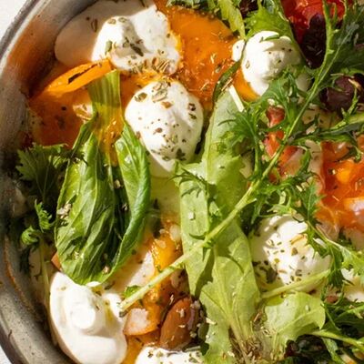 Яйца из печи с жареными томатами, греческим сыром и зеленью в Bshushu по цене 1100 ₽