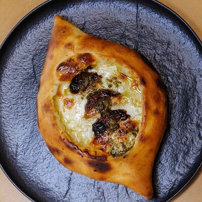 Хачапури аджарский с вялеными томатами и соусом песто в Бебо по цене 520 ₽