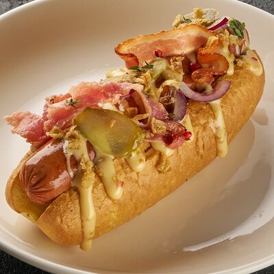 Фирменный хот-дог с говяжьей колбаской в Хмель и солод по цене 649 ₽