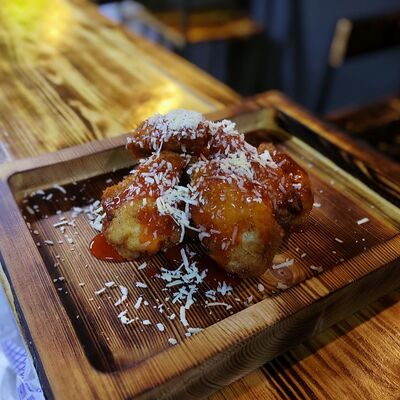 Крылья в соусе медовая шрирача с пармезаном в Биг Хот-дог по цене 450 ₽