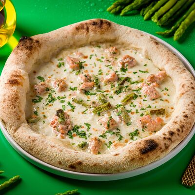 Пицца Северный лосось, спаржа и сливки в ROSSINI GOLD PIZZA по цене 2690 ₽