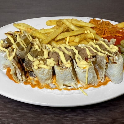 Шаурма на тарелке с говядиной в Armud Kebab по цене 648 ₽