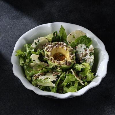 Зеленый салат с имбирным соусомв Everest continental по цене 950 ₽