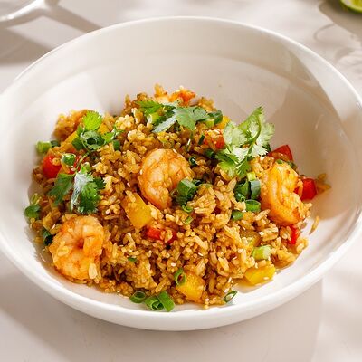 Жареный рис с креветками в Кукумбер по цене 990 ₽