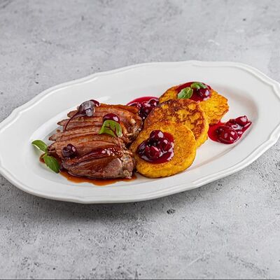 Утка с тыквенными оладьямив Август бистро по цене 990 ₽