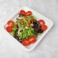 Салат с черри, грибами и зеленью в Китай-город