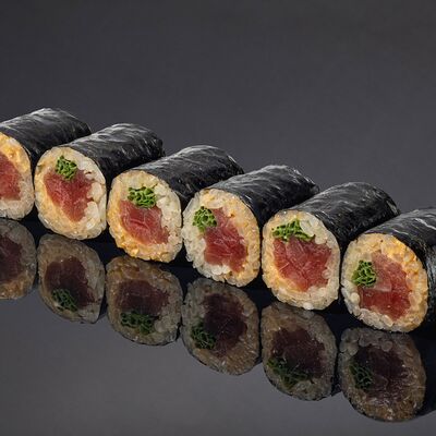 Ролл из тунца блюфин с луком-сибулетом и соусом спайси в Bluefin по цене 2540 ₽