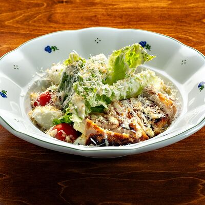 Цезарь с курицей в Tre Santi по цене 1030 ₽