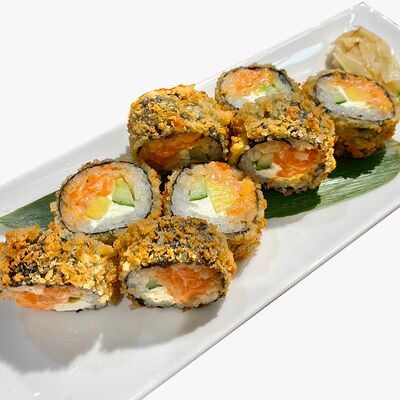 Ролл в темпуре с лососемв Sushi & Poke по цене 650 ₽