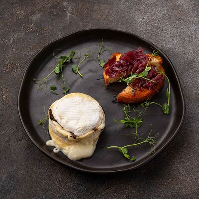 Камамбер с луковым конфитюром в Sesilia по цене 940