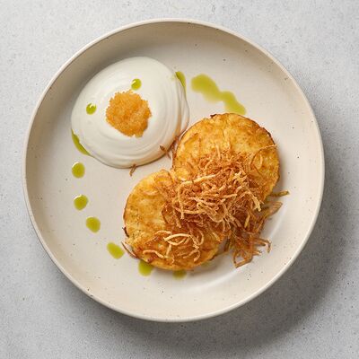 Драники с яйцом пашот и картофелем-пай, сметаной и щучьей икрой в REGUL по цене 550 ₽