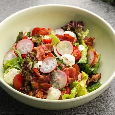 Салат с летней зеленью, редиской и беконом в Double по цене 450