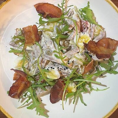 Салат с языком и картофелем бейби в Эрмитаж по цене 690 ₽