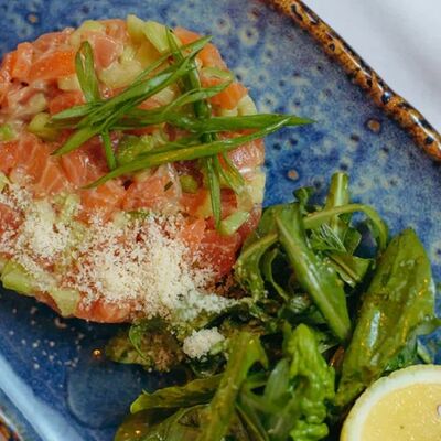 Тартар из форели с огурцом и авокадо в Роланд по цене 1150 ₽