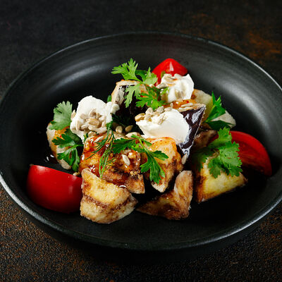 Салат с хрустящими баклажанами в Shemodi Шемоди по цене 590 ₽