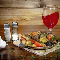 Жареный картофель с мясом и овощами в Тройка
