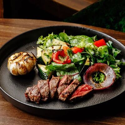 Стейк-салат со стриплойномв Кочевники by Трикони по цене 1315 ₽