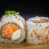 Ролл из лосося с сыром Филадельфия и луком-сибулет в Yellowfin sushi по цене 1150