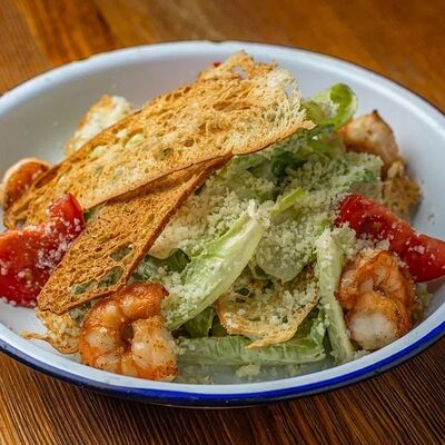 Хрустящие листья салата с ореховым соусом и креветками в Реберная №1 по цене 793 ₽