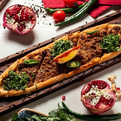 Пиде с говядиной и овощами в Бакладжан по цене 890 ₽