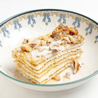 Сметанно-медовый торт с грецкими орехами в Эй, Джованни! по цене 385 ₽