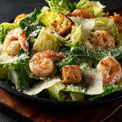 Салат Цезарь с креветками в Суши Лавка по цене 479 ₽