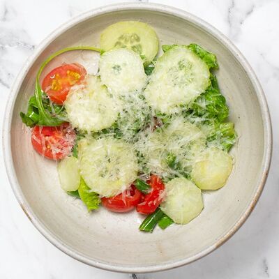 Салат из томатов и шпинатав Mikemolly по цене 420 ₽