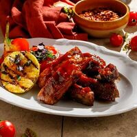 Свиные ребра барбекю с овощами гриль в Чечил