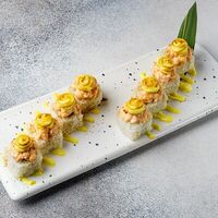 Запеченный ролл с лососем и соусом манго в Benshi