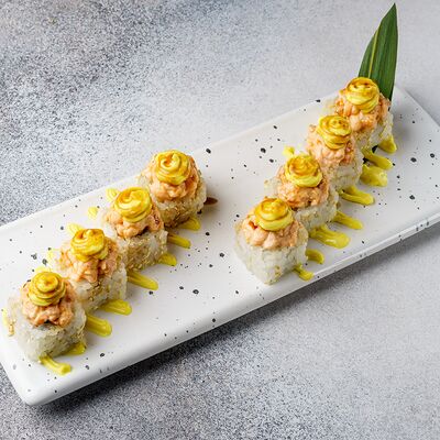 Запеченный ролл с лососем и соусом манго в Benshi по цене 710 ₽